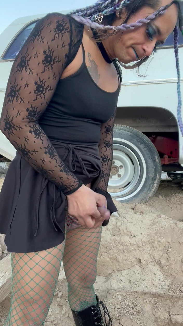 TSJade95: Sexy ragazza gotica prende pipì calda