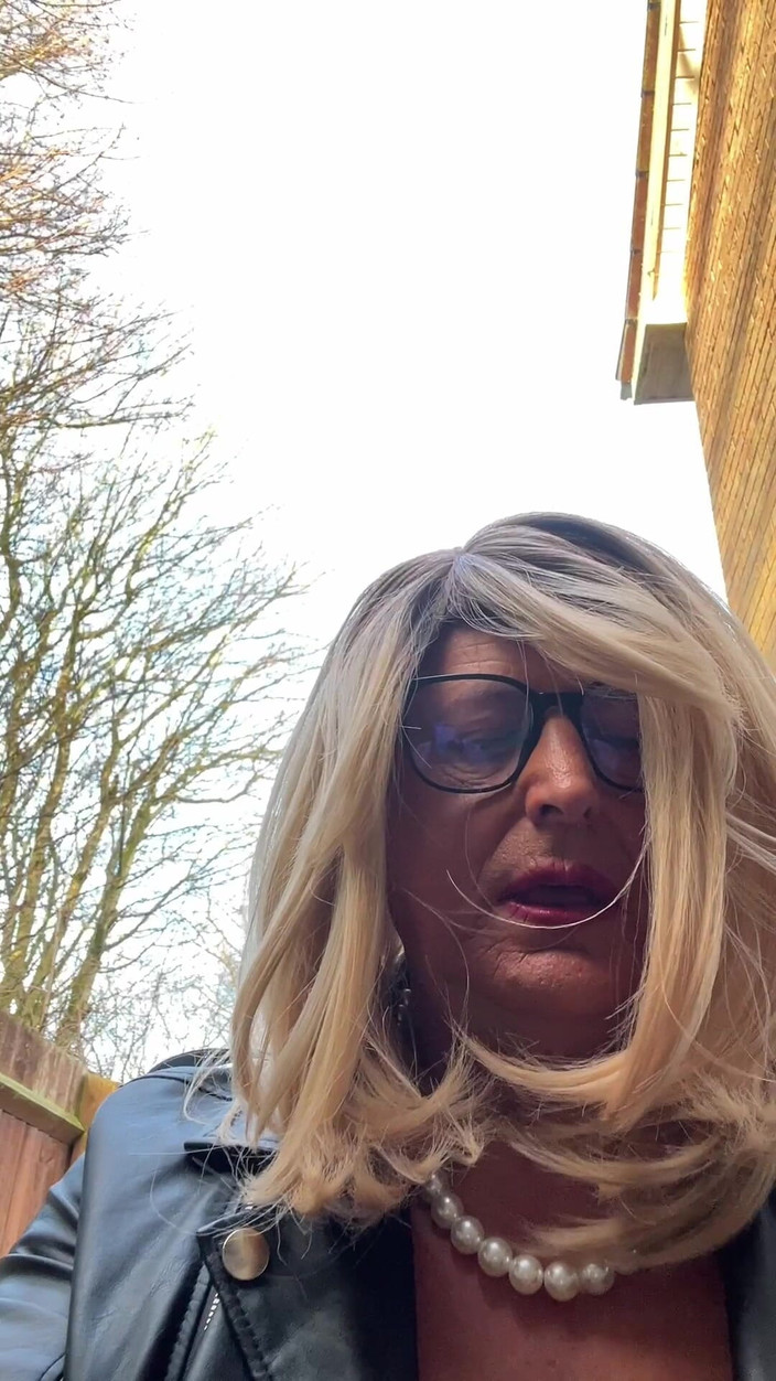 Kellycd2022: Crossdresser amator Kellycd2022 milf sexy care îmi pișă chiloții în costum de...