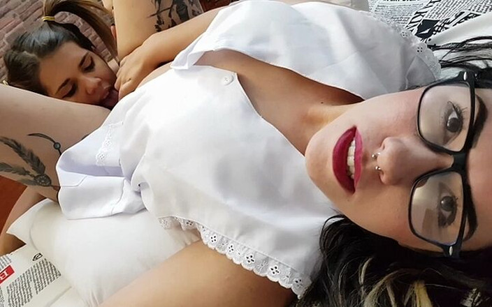 FetishKing: En iyi kızlar Barbara Rose ve Damina'nın erotik göt yalama öğretmeni...