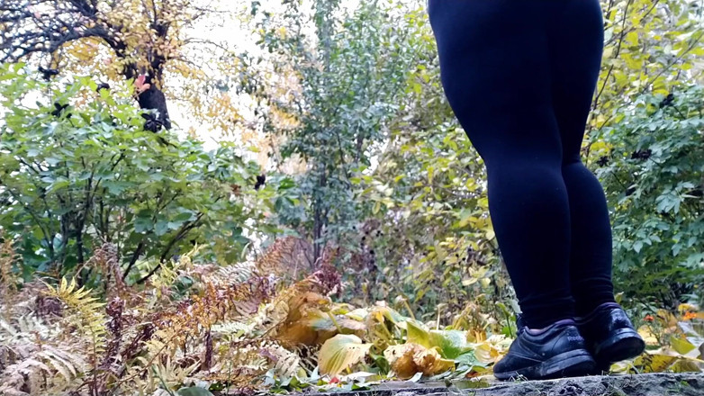Elena: Une MILF pulpeuse pisse dans le parc à l'extérieur