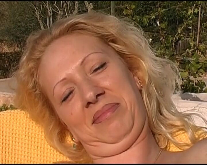 Deutsche Camgirls: Si blonde Jerman ini sangat suka bermain dengan pepeknya