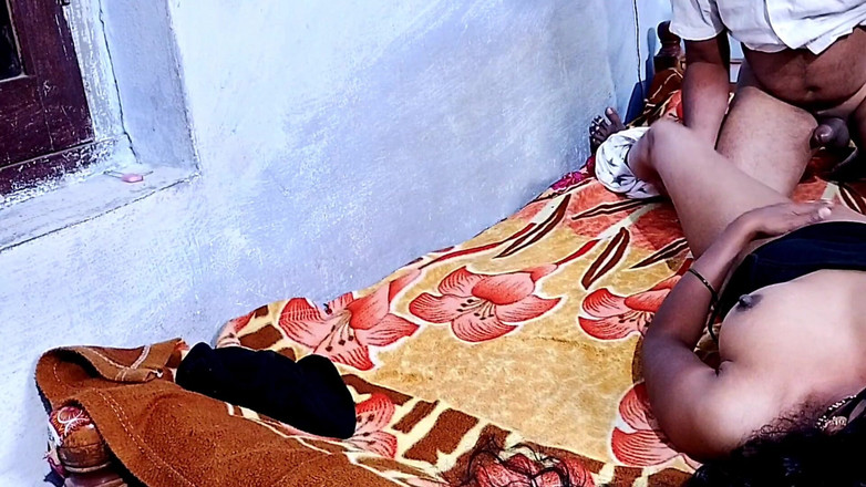 Desihotcouple: Indická sexy manželka Domácí lízání kundičky kouření Prsa lisování šukání