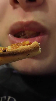 Kolacja pizzy Giantess ma dziki zwrot Mały człowiek staje się topping