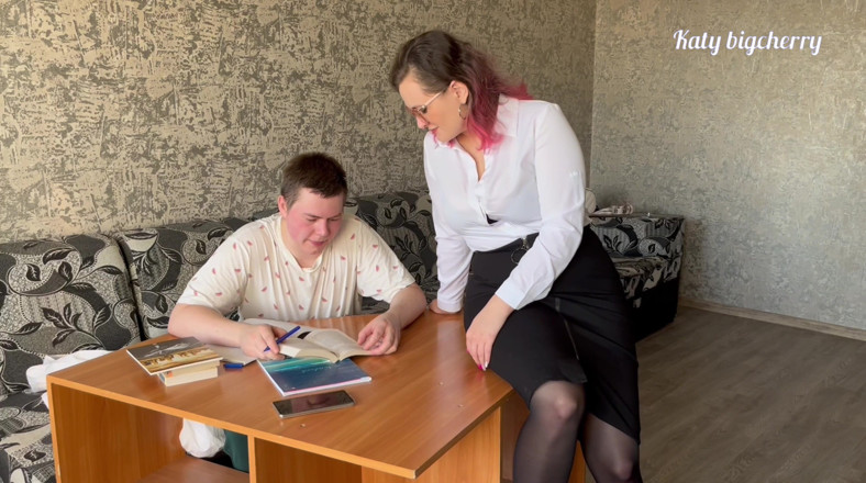Katybigcherry: Můj učitel po hodině viděl mého tvrdého ptáka a nabídl...
