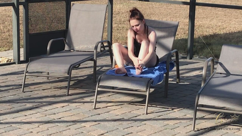 Cathy Crown Production: Footfetish sezení u bazénu