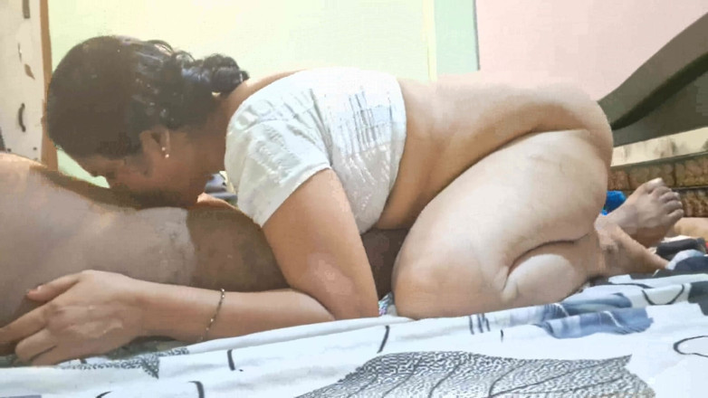Sexy sindu: La moglie sexy mallu fa un pompino caldo