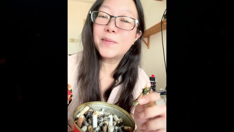 Smoking Asian: Куріння азіатської мамки укладає мою сигаретну вежу + імпровізований стриптиз