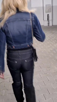 Transsexuală în blugi cu plimbare, muie și spermă pe cur