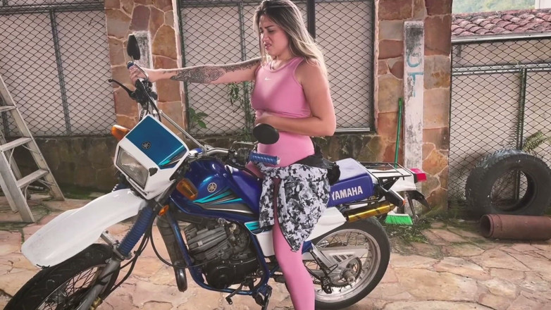 Sara Blonde: Amant de moto