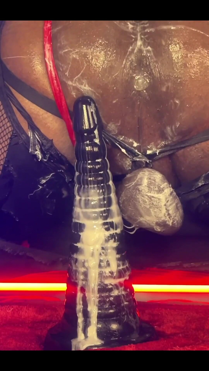 DipsoDeep: Ragazzo effeminato con dildo in basso riempie di crema il...