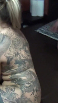 Alemã loira curvilínea menina Mia Blow em sexo a três com namorado e padrasto