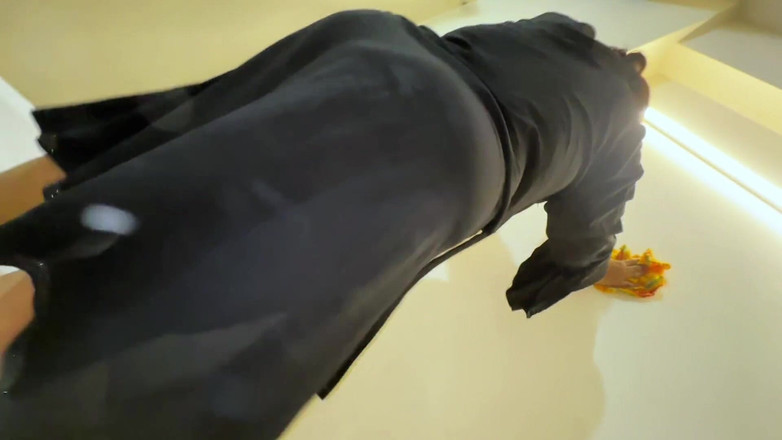 Aria Mia: レバノンのホットメイドが私の部屋を掃除し、彼女のぶら下がった胸とふくらむ乳首を見て、マスターベーションを始める