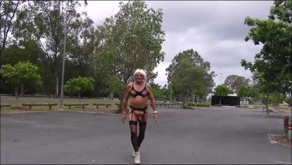 Sissy Becky: Sissylutbecky merge la futut în public