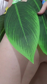 Ich furzte und masturbiere in einem hawaiianischen Cosplay Kostüm und zeige, was unter meinem rock ist
