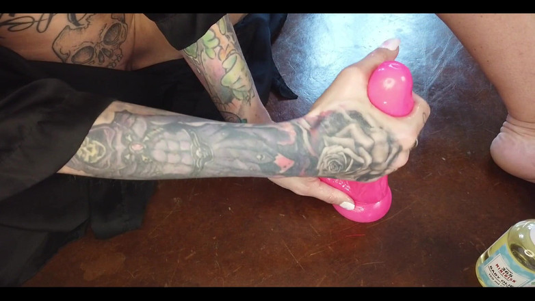Skully inkson: Ngocok kontol pakai dildo
