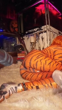 Девушка-жопа против огромных анальных дилдо, косплей Tigra, часть 1