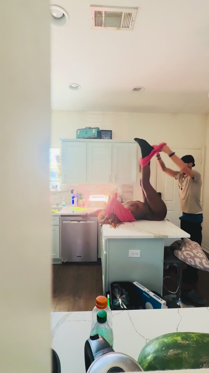 White Chocolate Swirlz: Stepson bắt gặp bà mẹ vú to da đen của mình đụ...