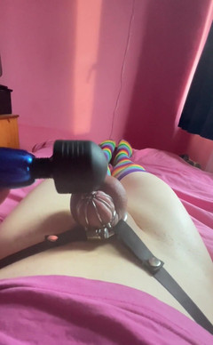 Rainbow Femboy: Poté, co jsem se čtyři dny nestříkal, je to pravděpodobně můj...