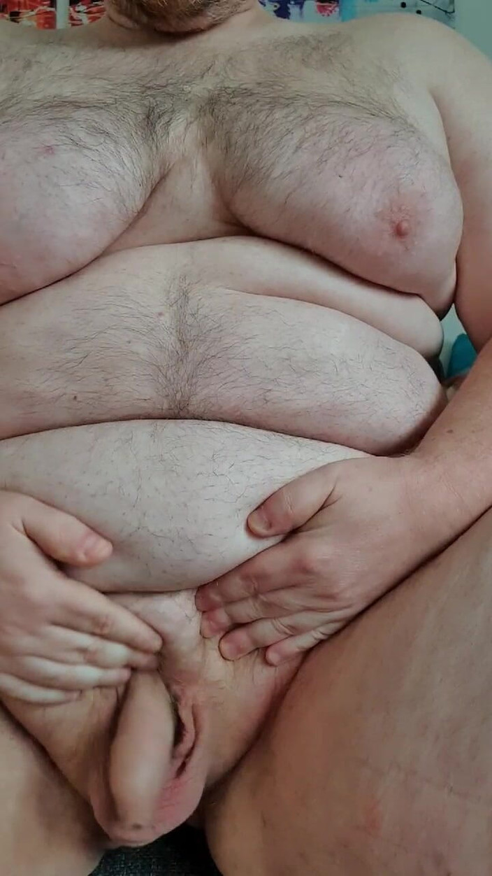 Gordifat: Homem gordo brinca com seu pau e barriga