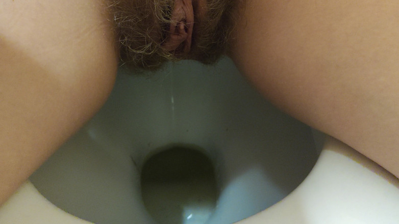 Risky Hairy Couple: Tsss pisst aus behaarter muschi im Nachtclub 4k