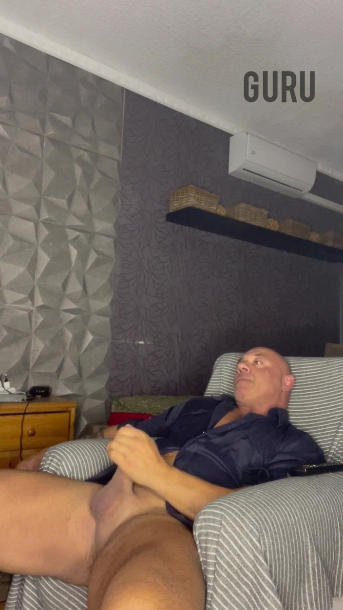 Mr. Guru: Wank Solo doma Líbí se mi toto tričko