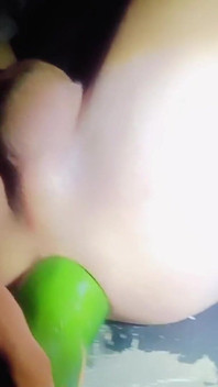 Opent haar lieve kont in een gamestoel terwijl ze van zichzelf geniet