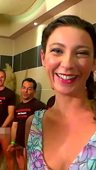 La Troia Del Bukkake Si Fa Inzuppare La Faccia Da Una Folla Enorme