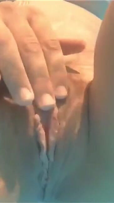 Mya Lane: Un couple sexy baise dans la piscine - les voisins adorent...