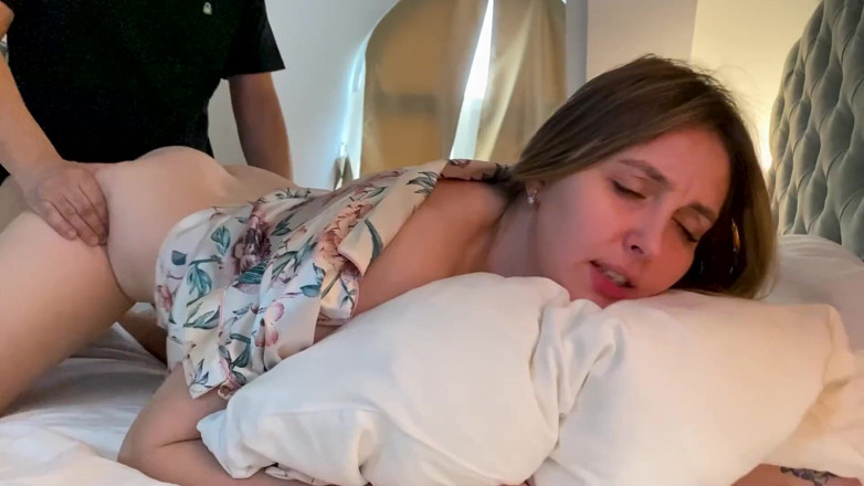 Alina Rai: Knullad styvmamma i hotellrummet efter fest