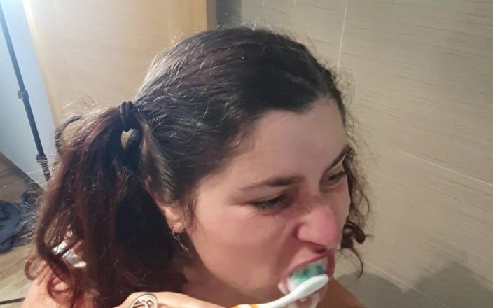 ExpressiaGirl Blowjob Cumshot Sex Inside Fuck Cum: Dum styvdotter borstar tänderna med sperma, styvpappa lurade henne