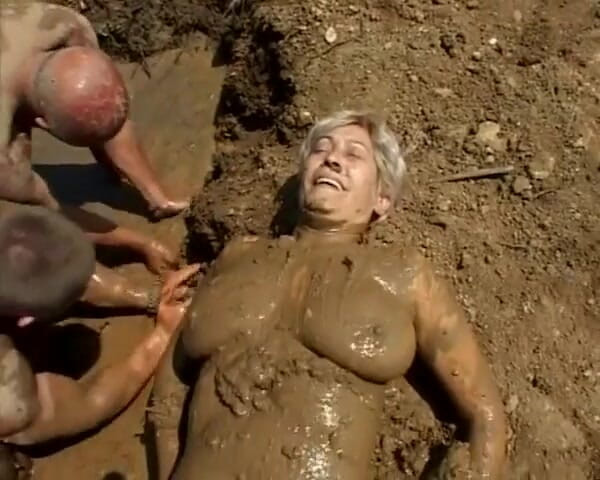 We love fucking XXX: Gangbang Slut viene spruzzato dappertutto