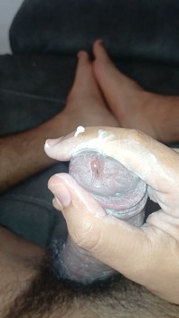 Je profite d’un bon nettoyage de mon pénis avec du dentifrice à la menthe.