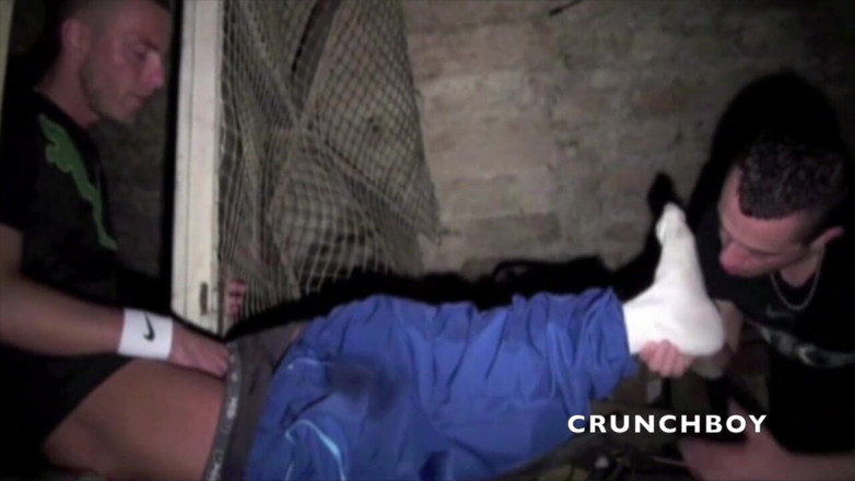 Sneaker gay: Badboy baisé avec des baskets domination par un autre scally...