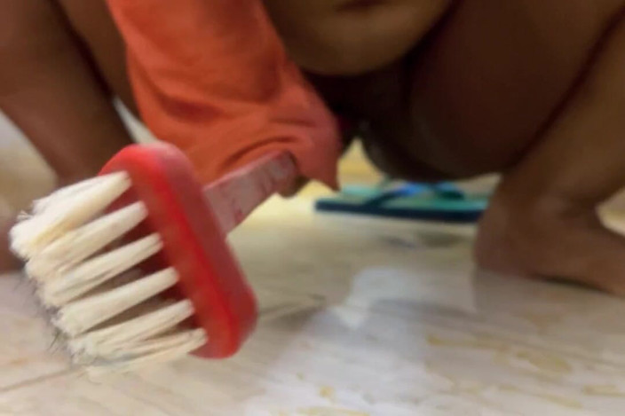 Aria Mia: 大胸部 bbw 热拼贴女孩 anippe 在旅馆浴室和无限小便