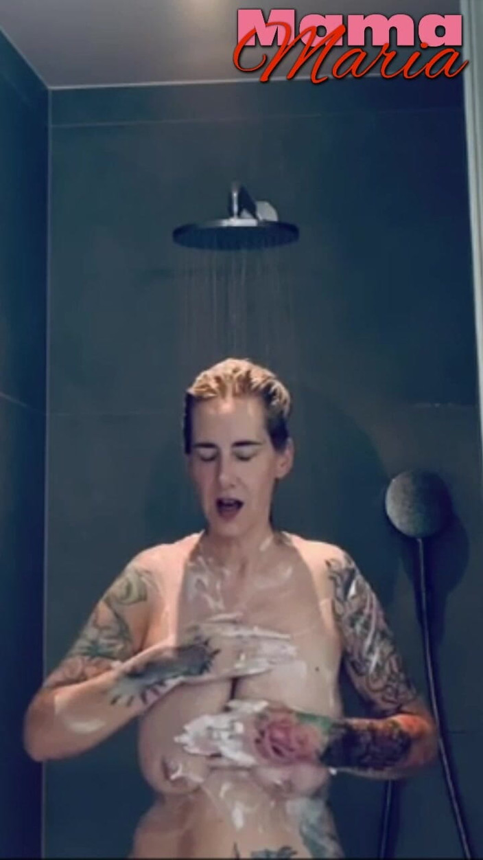 Mama Maria: Mamă sexy la duș fierbinte