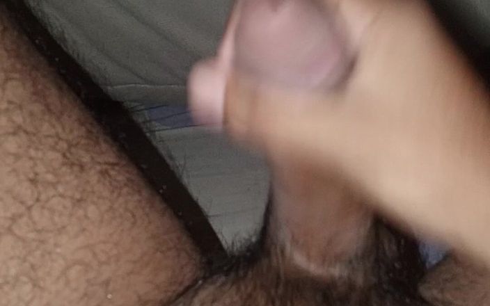 Horny Angel: Me escondio debajo de las sábanas para masturbarme