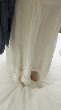 Chica amateur en un pequeño traje de baño