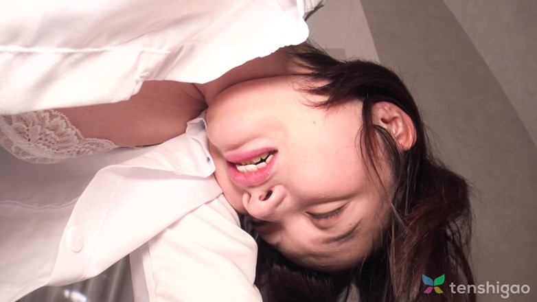 Tenshigao: Nana Okamoto gioca con noi nella sua uniforme della ragazza...