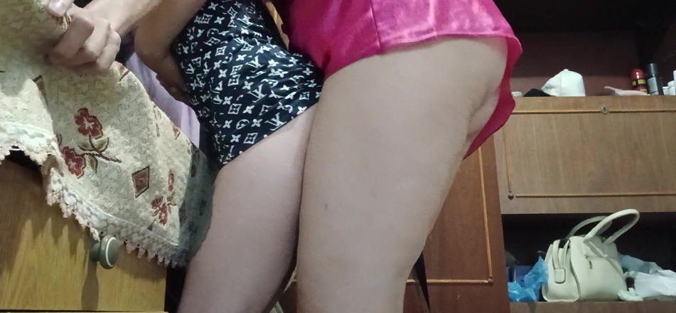 Lesbian-illusion: Pendant que mon copain allait au magasin, sa demi-sœur m’a...