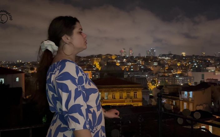 Your fantasy studio: Merokok di balkon dengan pemandangan kota