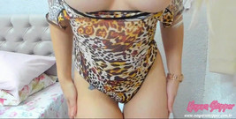 Nayflix: Blondine zieht sich um, vor der webcam