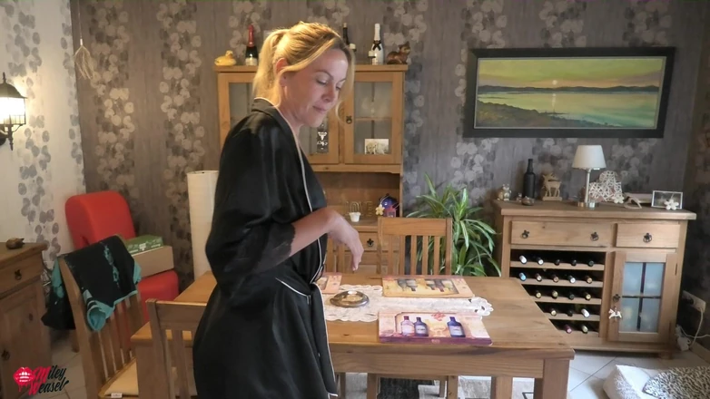 Miley Weasel: 金发荡妇只需要被射在脸上！！