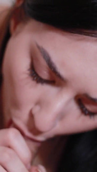 Linda morena de 18 años hace una mamada sensual con lengua y traga todo el semen con una polla
