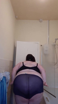 SSBBW brinca antes do banho