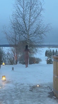 Monika Lis daje zimowy szybki lodzik i masturbuje się w naturze otoczonej śniegiem