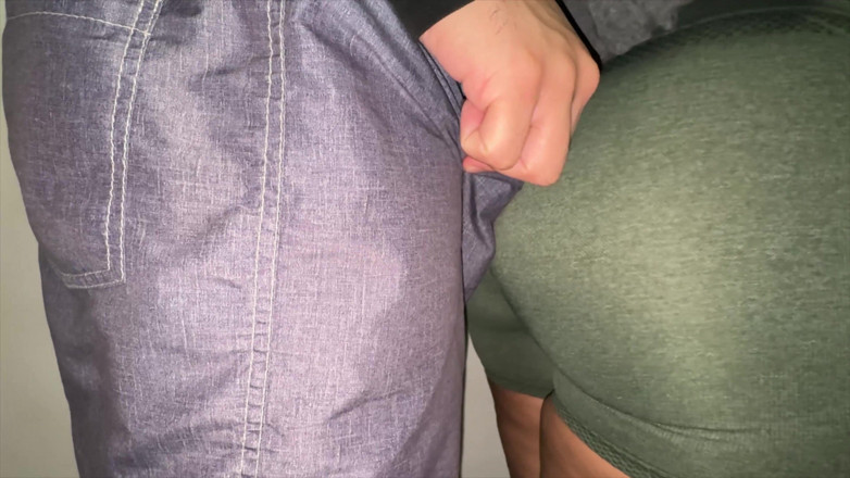 CoupleOfHotSins: Sie Packt Versehentlich Den Schwanz Eines Fremden, Während Sie in...
