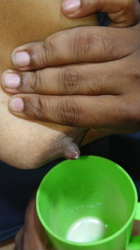 Hintli orta yaşlı seksi kadın kocası tarafından sikini emiyor