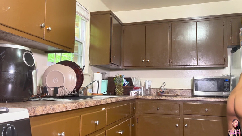 Pink Foxx: Pink Foxx Putzt, Voyeur-cam