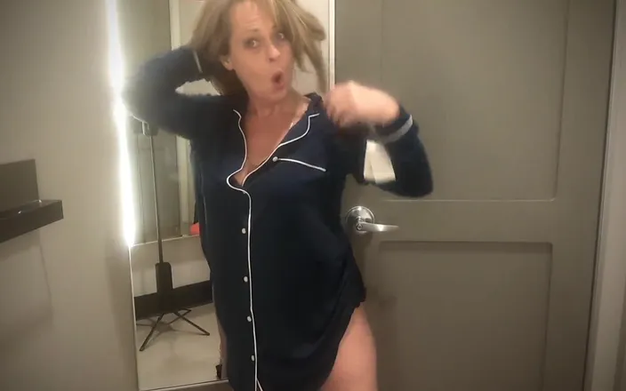 Little Linda: Hottest MILF Ever - Do You Want to Cum Shopping?