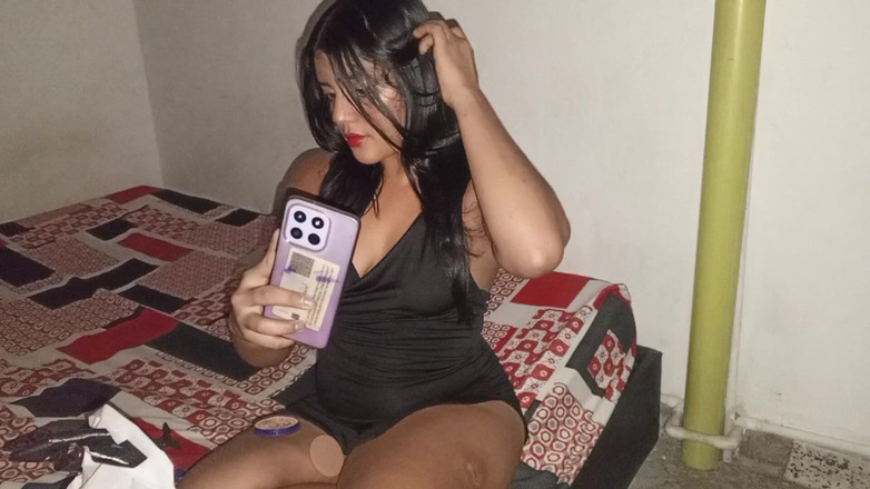 NatalyGirl: コロンビア出身の美しいブルネットが彼女の膣の写真を彼氏に送り、彼は彼女とセックスしに来ます